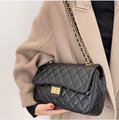Bolsa Feminina Transversal Matelassê com Corrente Dourada Modelo Copacabana