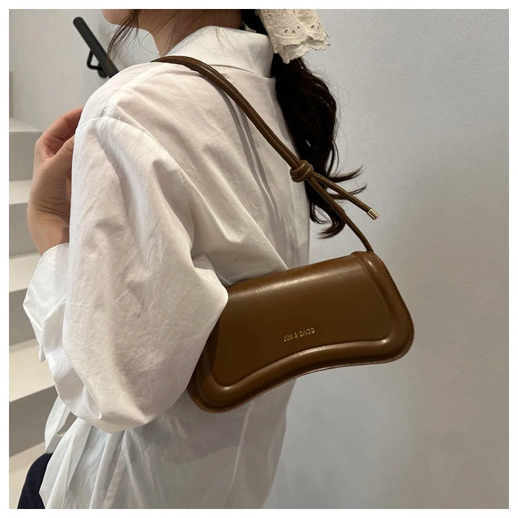 Bolsa Feminina Tiracolo Baguete Feminina Preta Minimalista com Alça de Nó Dupla