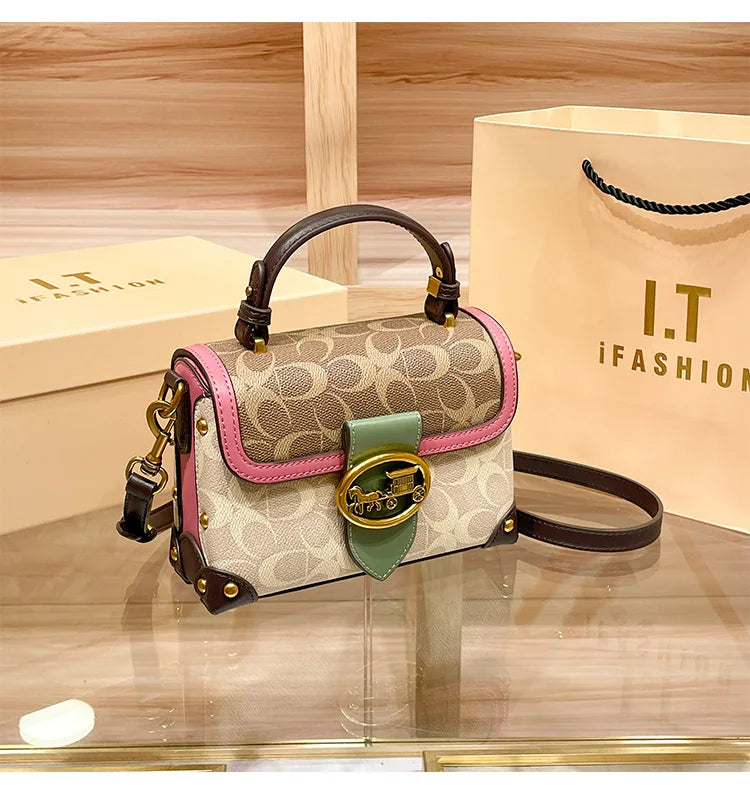 Bolsa Feminina Transversal Baú Heritage – Monograma e Detalhes Couro Caramelo