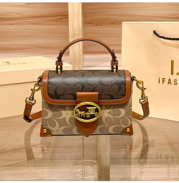 Bolsa Feminina Transversal Baú Heritage – Monograma e Detalhes Couro Caramelo