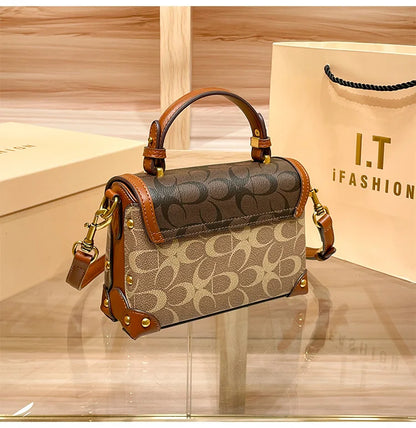 Bolsa Feminina Transversal Baú Heritage – Monograma e Detalhes Couro Caramelo