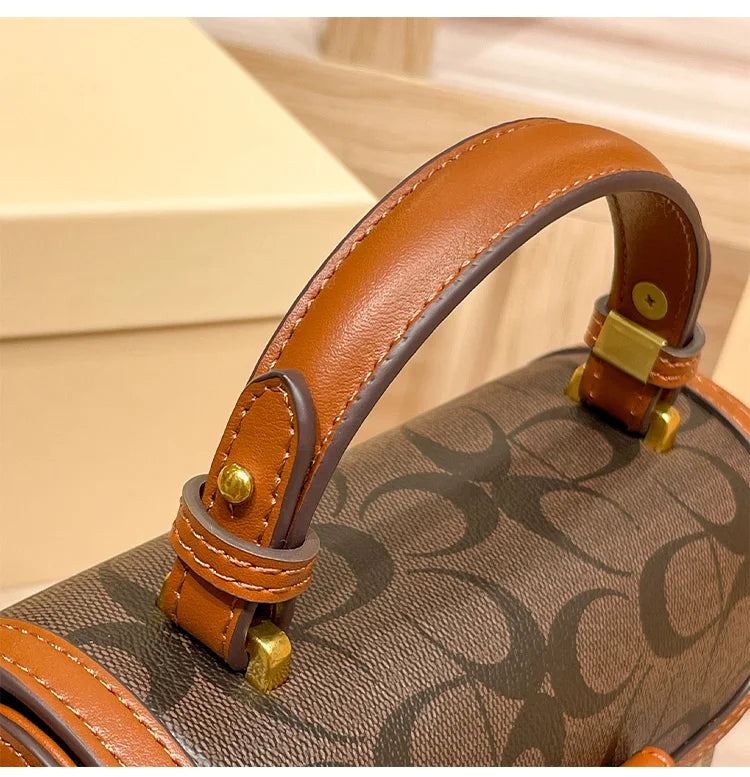 Bolsa Feminina Transversal Baú Heritage – Monograma e Detalhes Couro Caramelo