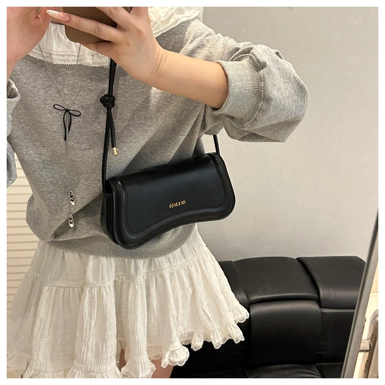 Bolsa Feminina Tiracolo Baguete Feminina Preta Minimalista com Alça de Nó Dupla