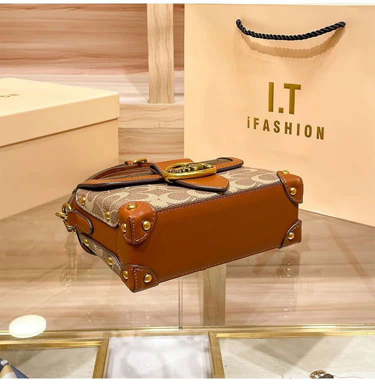 Bolsa Feminina Transversal Baú Heritage – Monograma e Detalhes Couro Caramelo