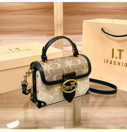 Bolsa Feminina Transversal Baú Heritage – Monograma e Detalhes Couro Caramelo