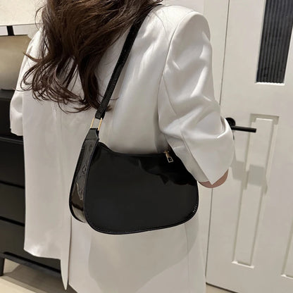 Bolsa Feminina Tiracolo Baguete Feminina de Ombro em Verniz