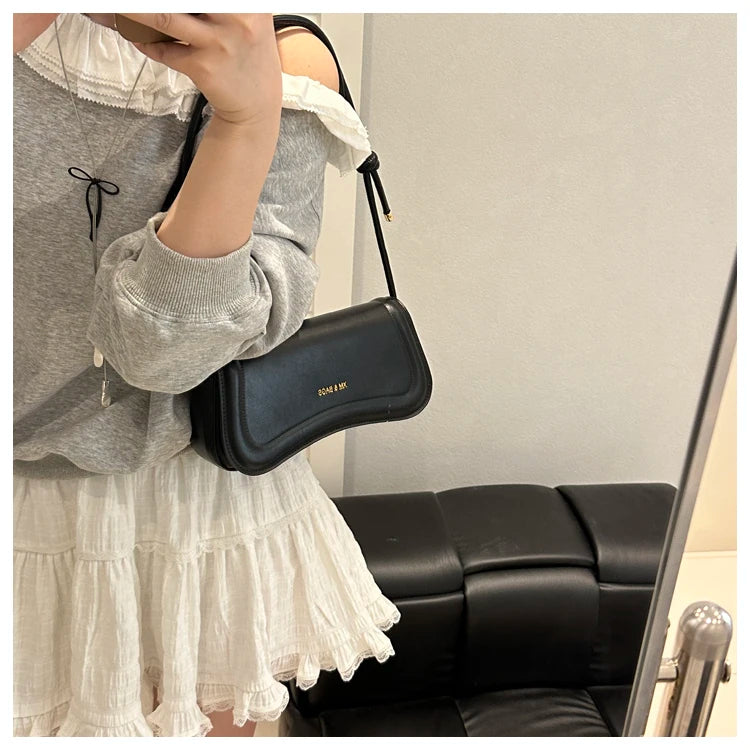 Bolsa Feminina Tiracolo Baguete Feminina Preta Minimalista com Alça de Nó Dupla