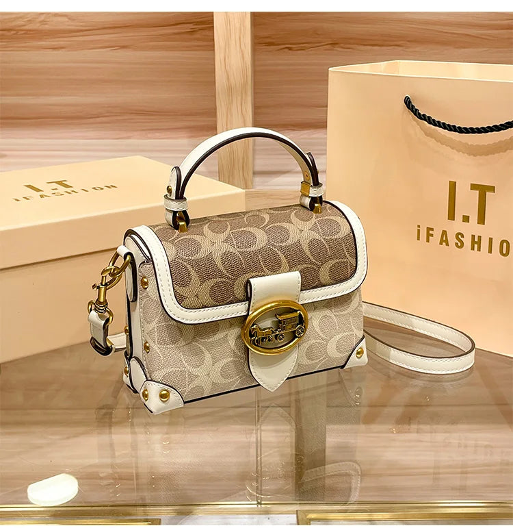 Bolsa Feminina Transversal Baú Heritage – Monograma e Detalhes Couro Caramelo