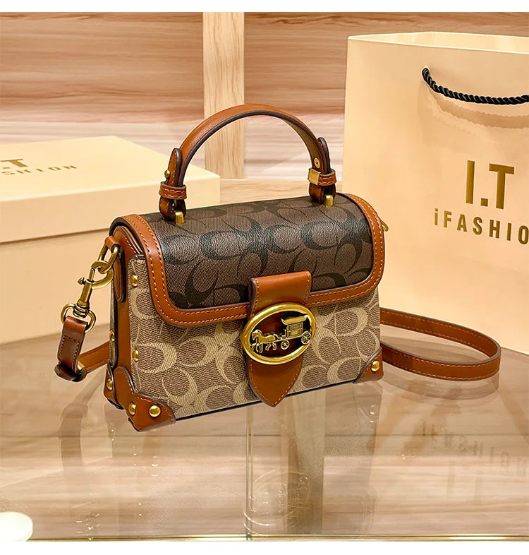 Bolsa Feminina Transversal Baú Heritage – Monograma e Detalhes Couro Caramelo