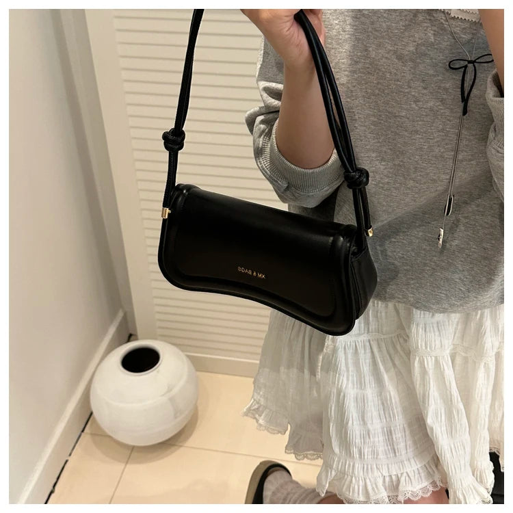 Bolsa Feminina Tiracolo Baguete Feminina Preta Minimalista com Alça de Nó Dupla