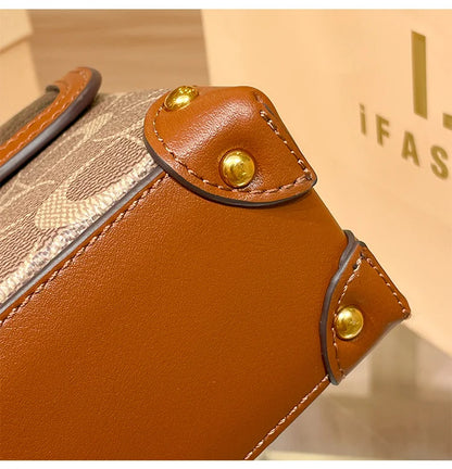 Bolsa Feminina Transversal Baú Heritage – Monograma e Detalhes Couro Caramelo