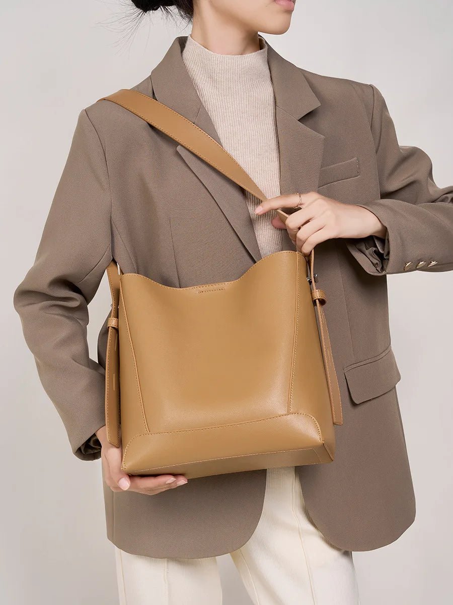 Bolsa Feminina de Couro Modelo Mocca Plus - Loja Glamurize LTDA
