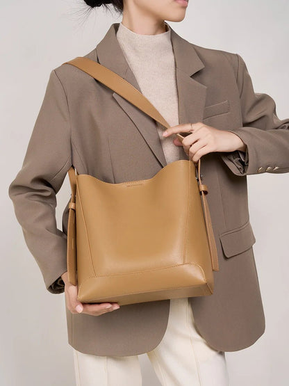 Bolsa Feminina de Couro Modelo Mocca Plus - Loja Glamurize LTDA