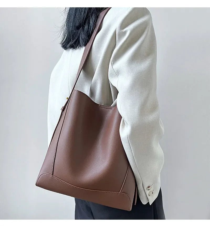 Bolsa Feminina de Couro Modelo Mocca Plus - Loja Glamurize LTDA