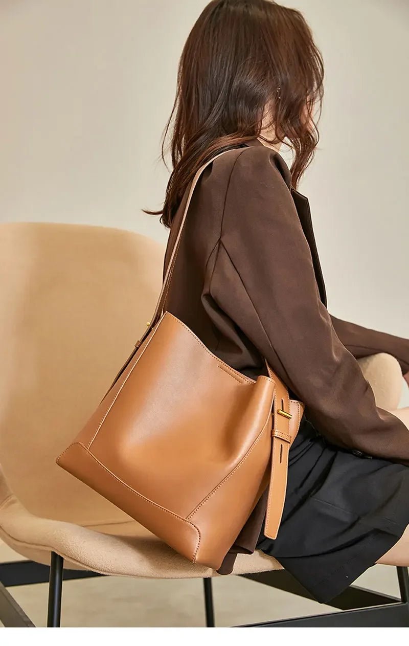 Bolsa Feminina de Couro Modelo Mocca Plus - Loja Glamurize LTDA