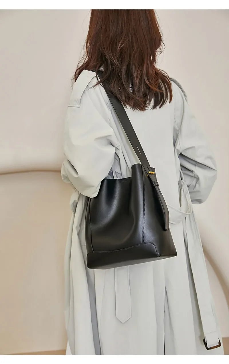 Bolsa Feminina de Couro Modelo Mocca Plus - Loja Glamurize LTDA